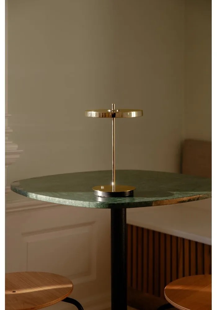 Veioză aurie LED cu intensitate reglabilă cu abajur din metal (înălțime 31 cm) Asteria Move – UMAGE