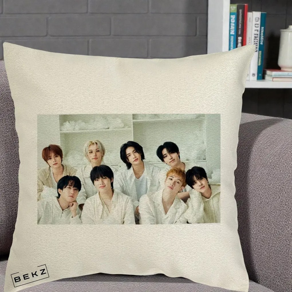 Perna Personalizata K-pop Stray Kids Foto Grup All-White Landscape, 40x40 cm, Ecru, Husa Detasabila, Perna Inclusa, BEKZ®