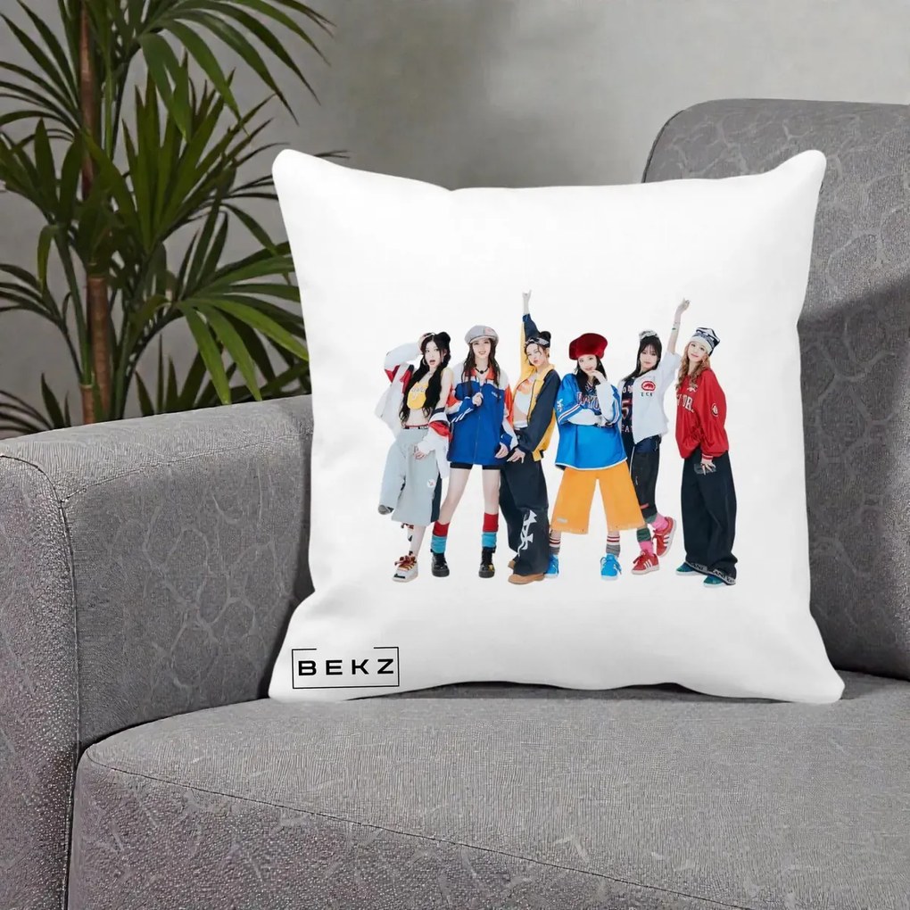 Perna Personalizata Grup K-pop Fete in Picioare Foto, 40x40 cm, Alba Mata, Husa Detasabila, Perna Inclusa, BEKZ®