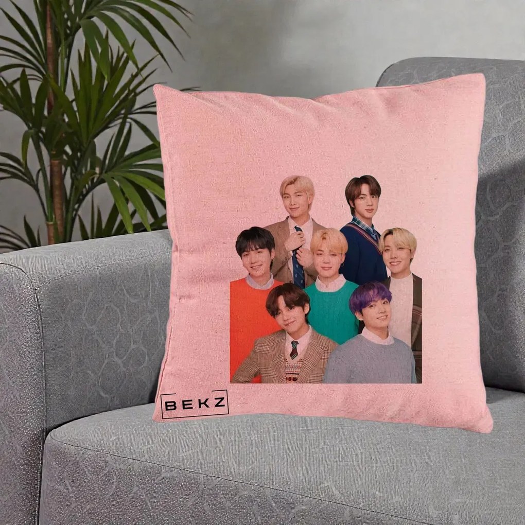 Perna Personalizata K-pop BTS Fotografie Grup Tinute Elegante, 40x40 cm, Roz, Husa Detasabila, Perna Inclusa, BEKZ®