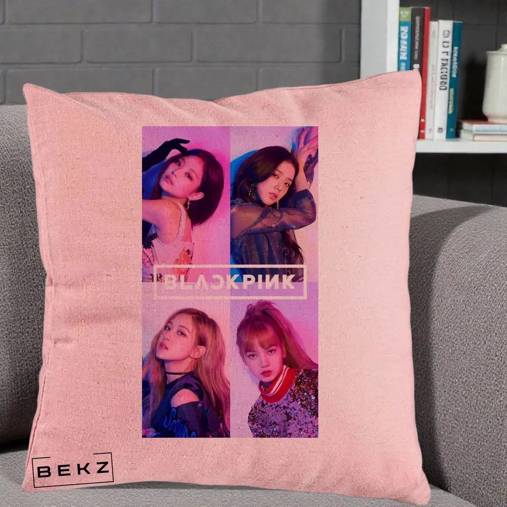 Perna Personalizata K-pop BLACKPINK Poster Colaj 4 Membre Violet Roz, 40x40 cm, Roz, Husa Detasabila, Perna Inclusa, BEKZ®