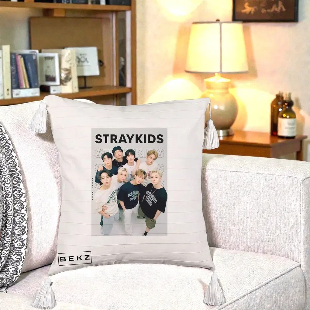 Perna Personalizata K-pop Stray Kids STRAYKIDS Alb-Negru cu Foto Grup, 40x40 cm, Bej cu Franjuri, Husa Detasabila, Perna Inclusa, BEKZ®