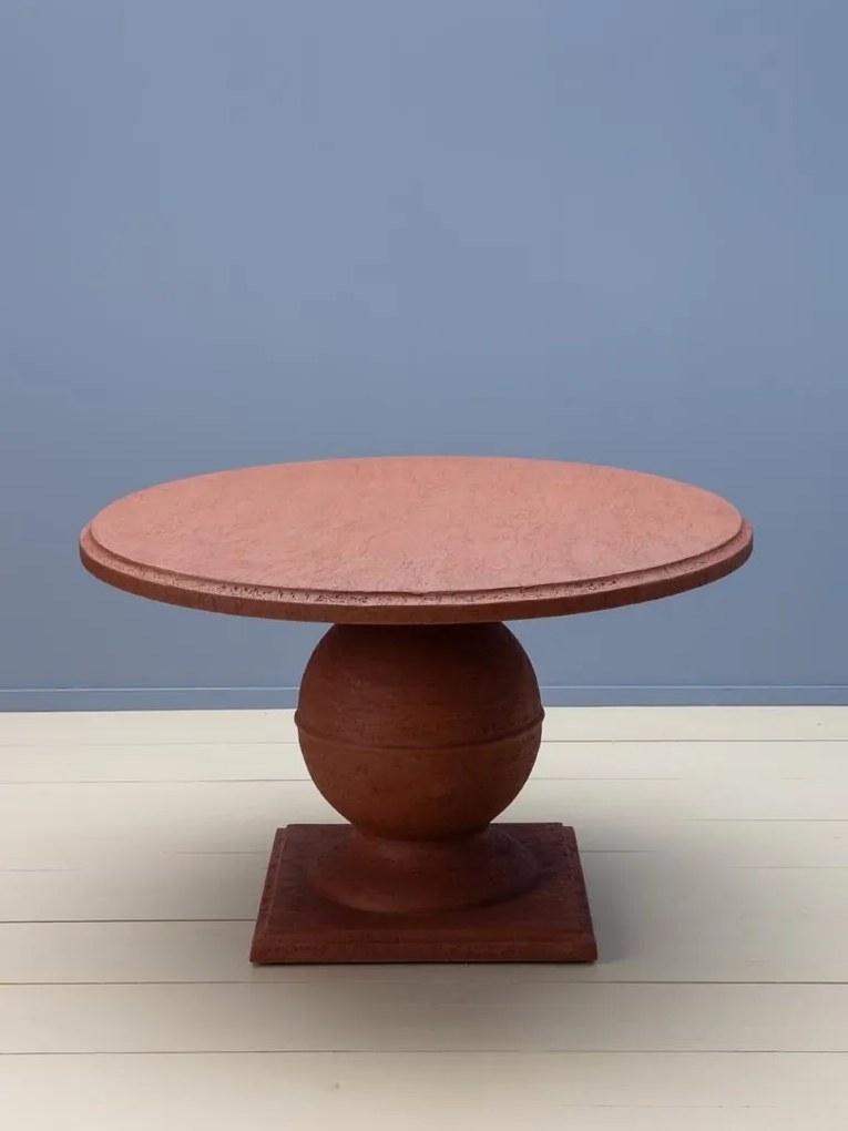 Masă dining rotundă din ciment și nisip, teracotă, 4–5 locuri, cu picior central sferic, 72 x 117 cm, „Locanda”