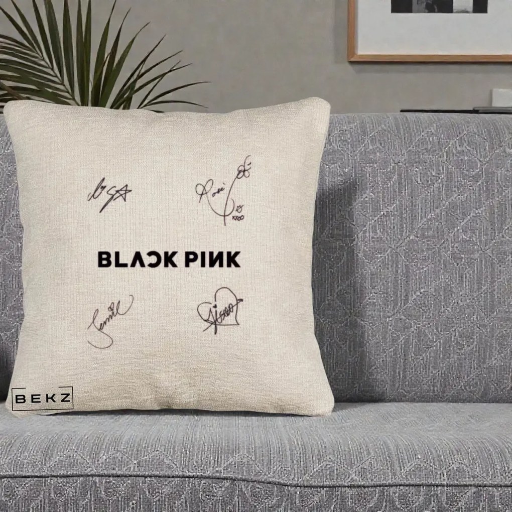 Perna Personalizata K-pop BLACKPINK Tinute Negre Grup Simplu, 40x40 cm, Bej Canapea, Husa Detasabila, Perna Inclusa, BEKZ®