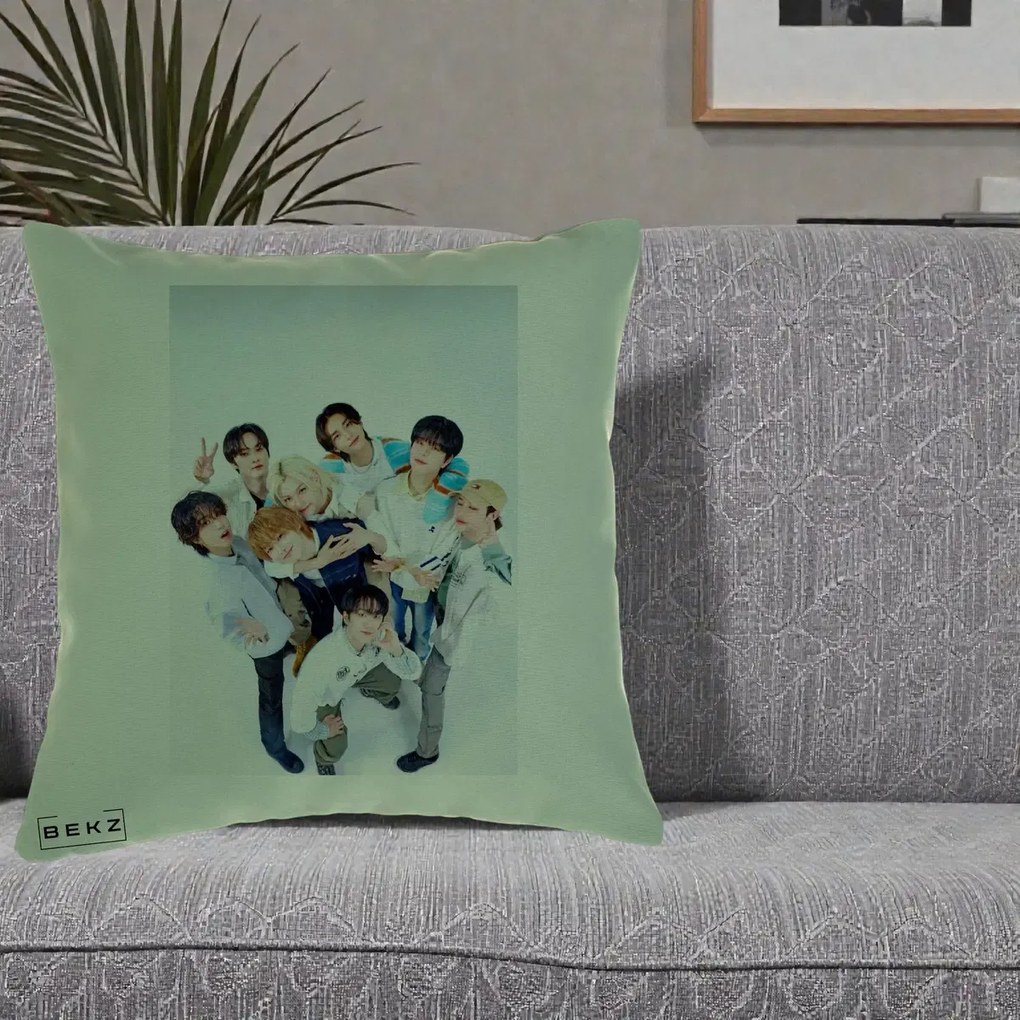 Perna Personalizata K-pop Stray Kids Foto Grup Bleu, 40x40 cm, Verde, Husa Detasabila, Perna Inclusa, BEKZ®