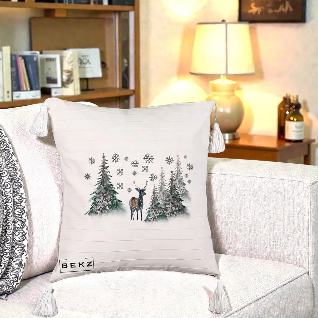 Perna Decorativa Ren in Padure Inzapezita, 40x40 cm, Bej cu Franjuri, Husa Detasabila, Perna Inclusa, BEKZ®