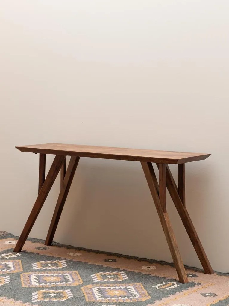 Masă consolă eclectică din lemn de acacia, maro, cu blat teșit și picioare oblice prinse în triunghi, 76 x 133 x 41 cm, „Avila”