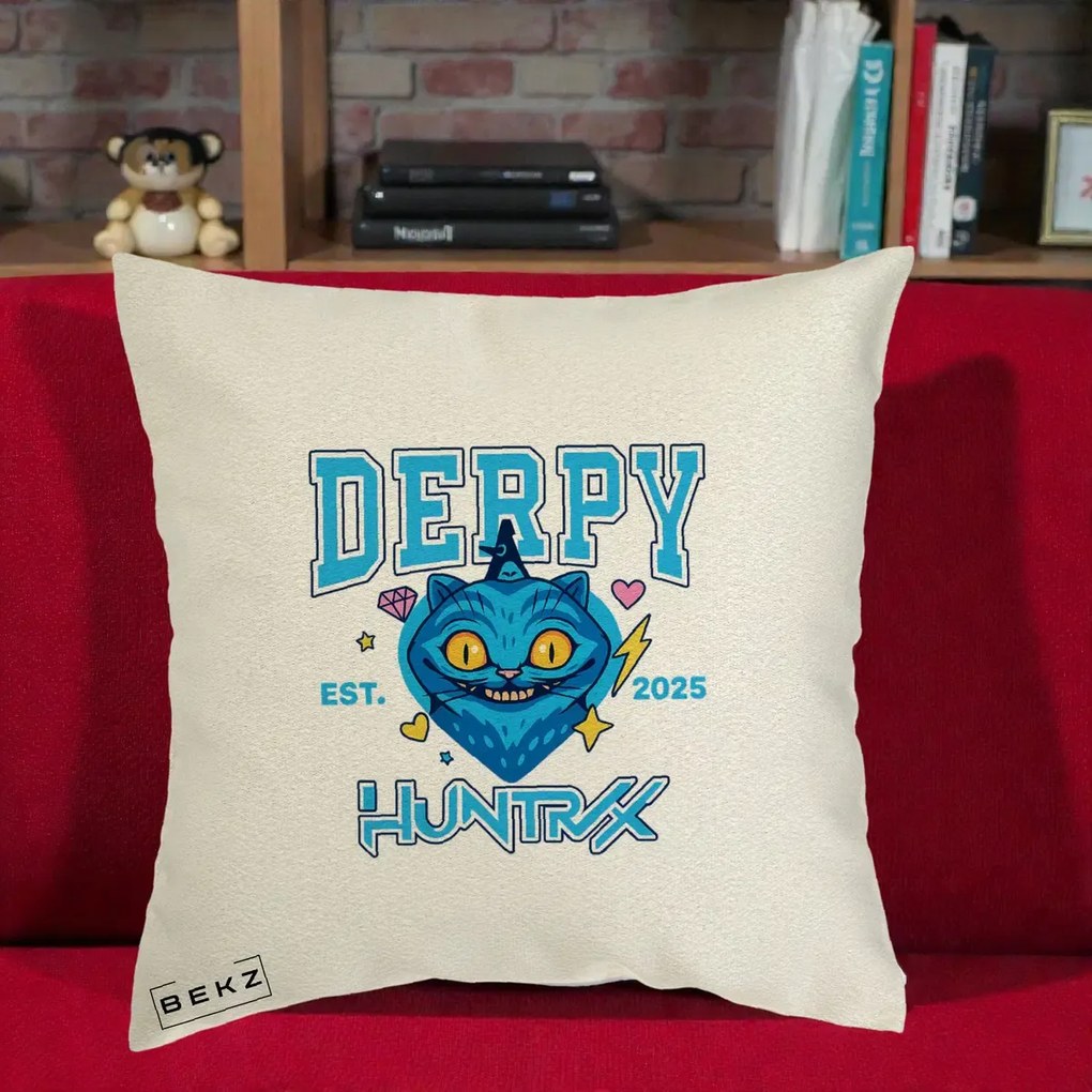 Perna Personalizata K-pop HUNTRX Derpy Pisica Albastra, 40x40 cm, Ecru, Husa Detasabila, Perna Inclusa, BEKZ®