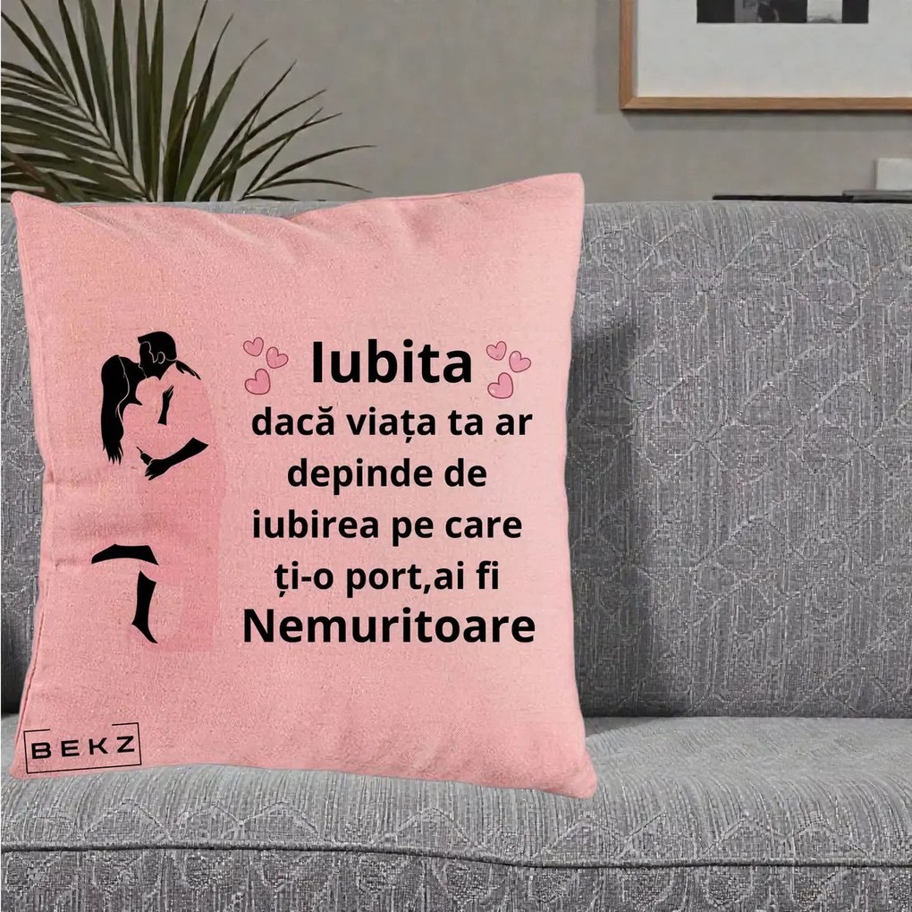 Cadou pentru Iubita - Perna Personalizata Iubita Nemuritoare cu Siluete de Cuplu, 40x40 cm, Roz, Husa Detasabila, Perna Inclusa, BEKZ®