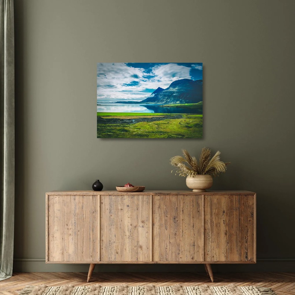 Tablou pe sticlă cu lac și munți (70x50 cm)