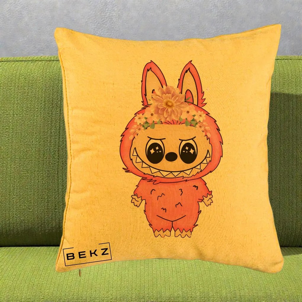 Perna Personalizata Labubu Roz cu Coroana Florala, 40x40 cm, Galben, Husa Detasabila, Perna Inclusa, BEKZ®