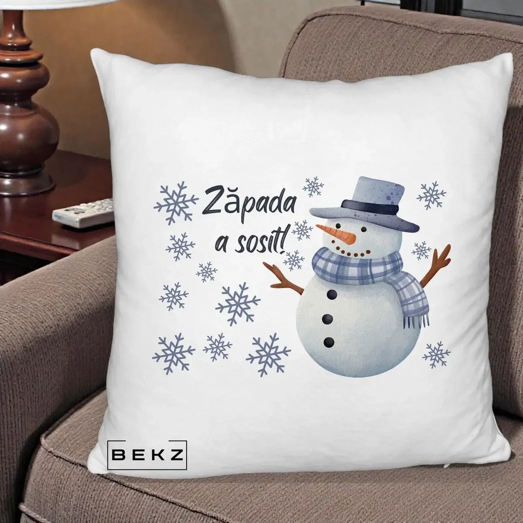 Perna Decorativa Zapada a Sosit Om de Zapada, 40x40 cm, Alb Pufos, Husa Detasabila, Perna Inclusa, BEKZ®
