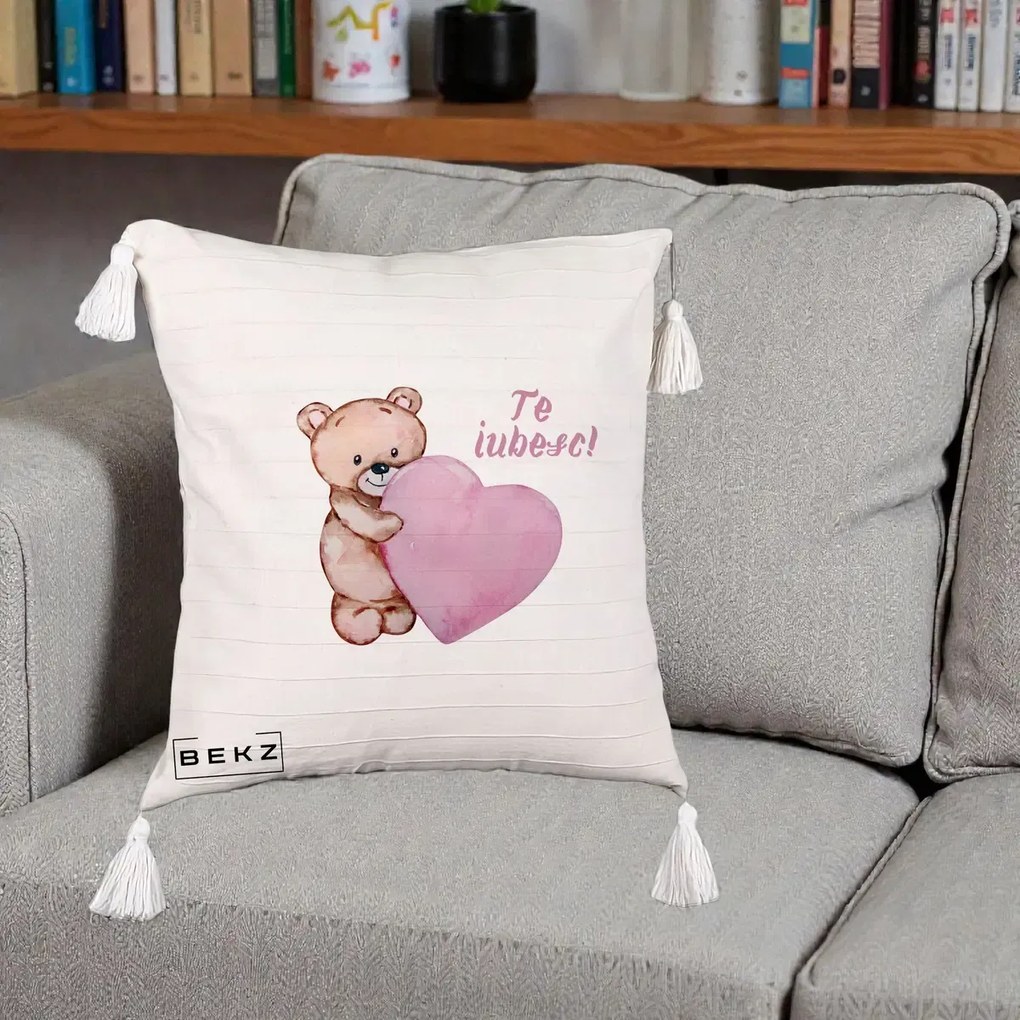 Cadou Romantic - Perna Personalizata Te Iubesc Ursulet cu Inima Roz Acuarela, 40x40 cm, Bej cu Franjuri, Husa Detasabila, Perna Inclusa, BEKZ®