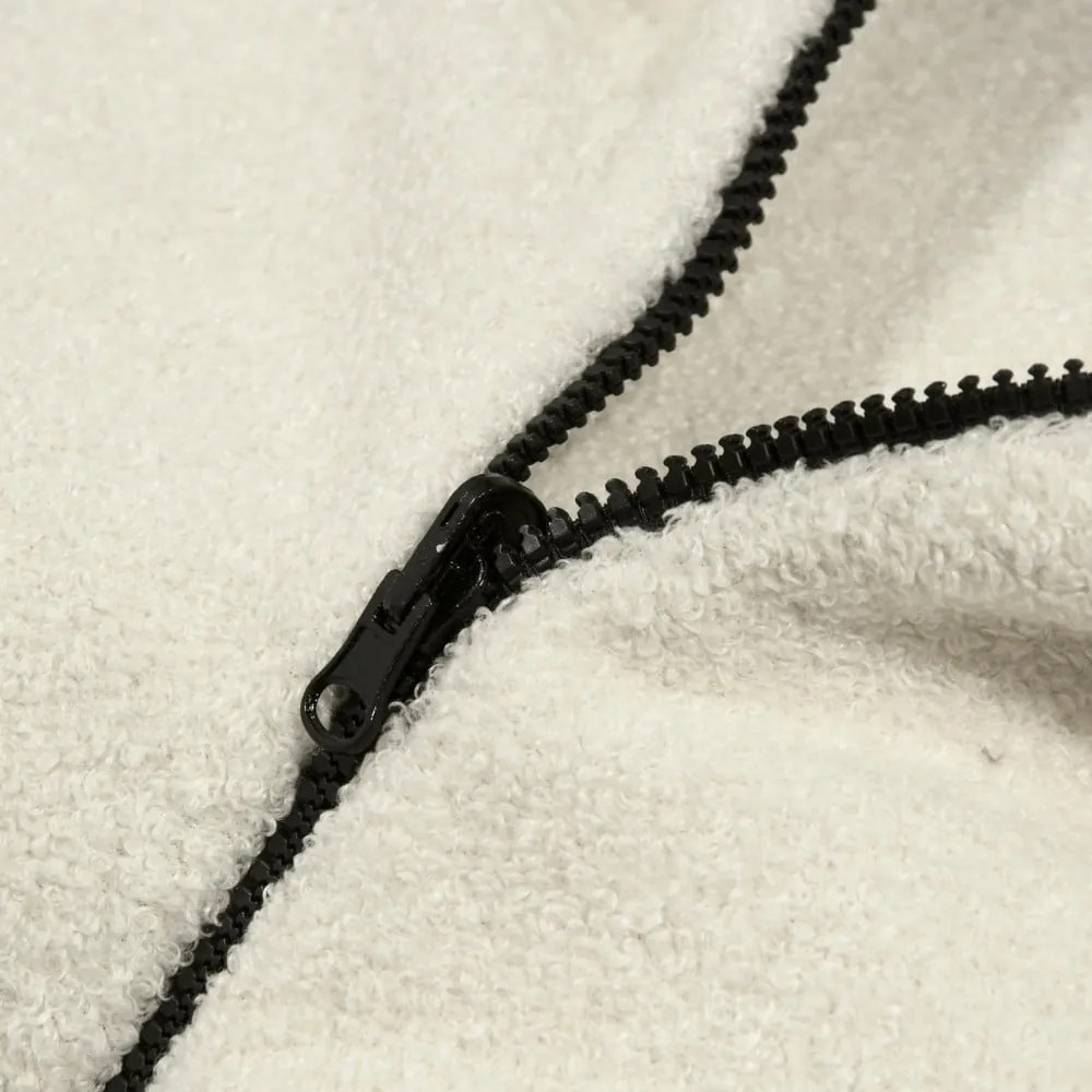 Fotoliu puf pentru copii gri deschis cu tapițerie din țesătură bouclé Cocoon 100 – SLOWDOWN