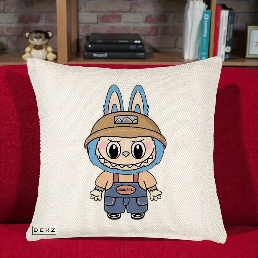 Perna Personalizata Labubu Toanart Blugi, 40x40 cm, Crem Reliefat, Husa Detasabila, Perna Inclusa, BEKZ®