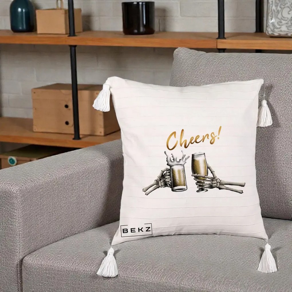 Perna Decorativa Halloween Cheers Schelete cu Bere, 40x40 cm, Bej cu Franjuri, Husa Detasabila, Perna Inclusa, BEKZ®