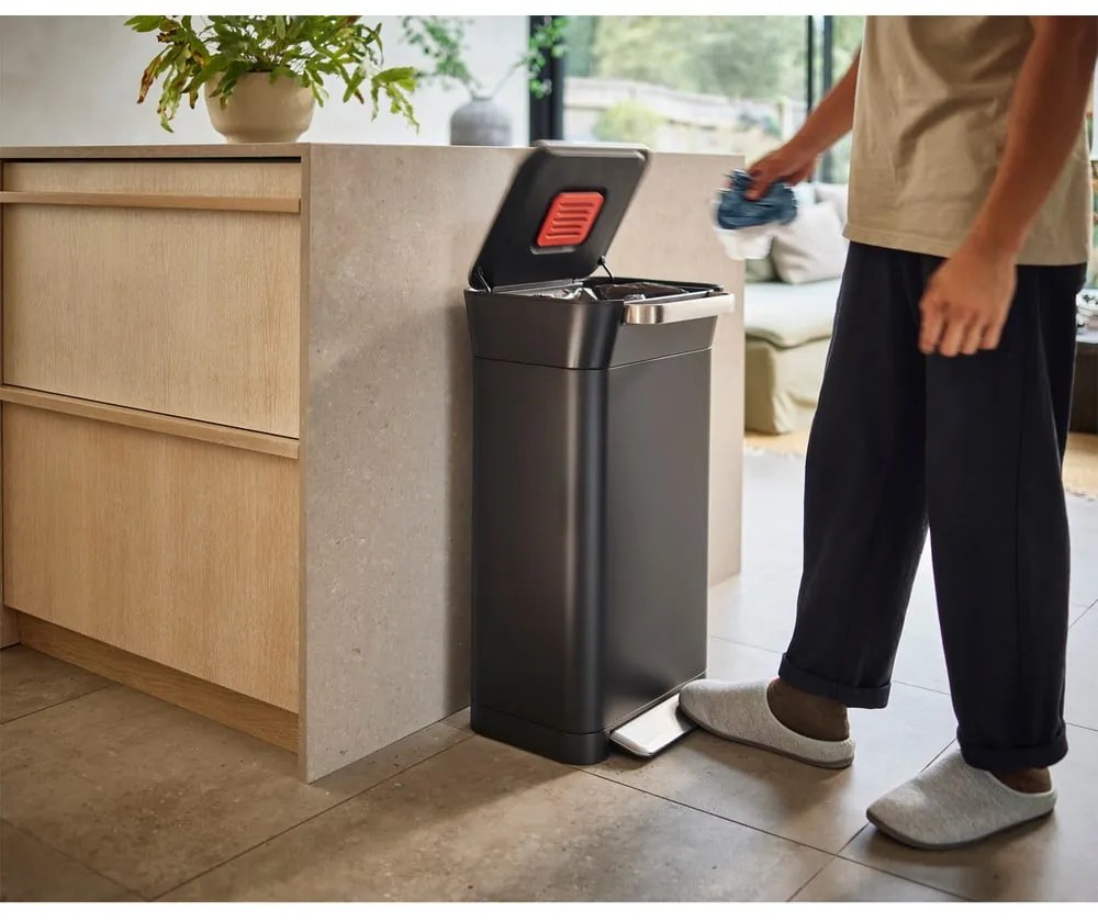 Coș de gunoi negru cu pedală din oțel 30 l Titan – Joseph Joseph