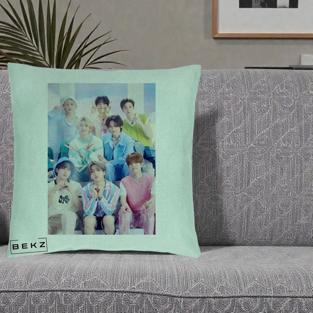Perna Personalizata K-Pop Grup Foto Pasteluri cu 8 Artisti, 40x40 cm, Verde Menta, Husa Detasabila, Perna Inclusa, BEKZ®