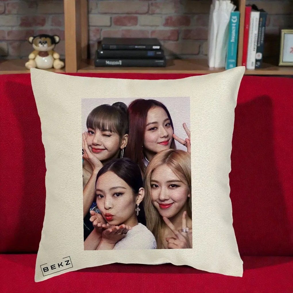 Perna Personalizata K-pop BLACKPINK Foto Grup Selfie 4 Membre, 40x40 cm, Ecru, Husa Detasabila, Perna Inclusa, BEKZ®