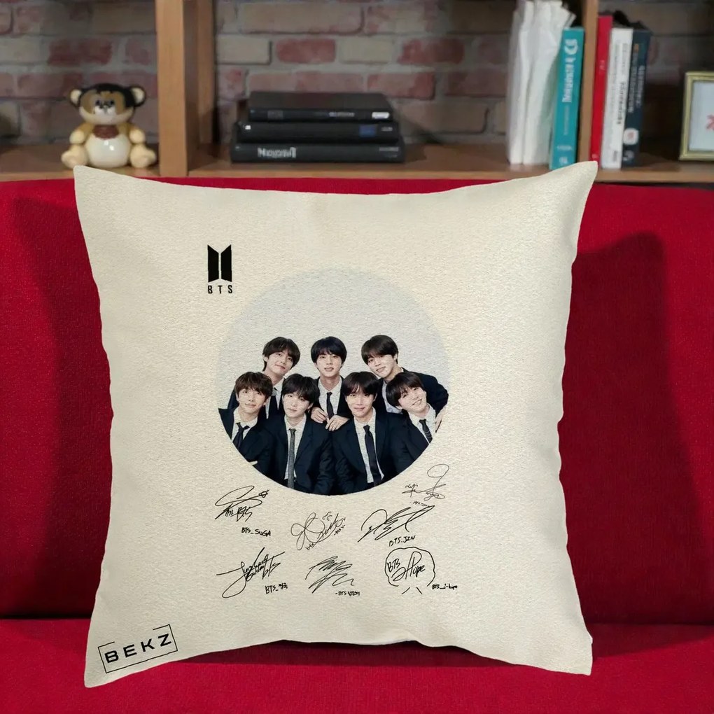 Perna Personalizata K-pop BTS Fotografie Grup Costum Negru si Autografe Cerc, 40x40 cm, Ecru, Husa Detasabila, Perna Inclusa, BEKZ®