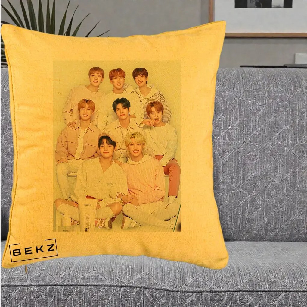 Perna Personalizata K-pop Stray Kids Foto Grup Pastel Roz-Alb cu 8 Membrii, 40x40 cm, Galben, Husa Detasabila, Perna Inclusa, BEKZ®