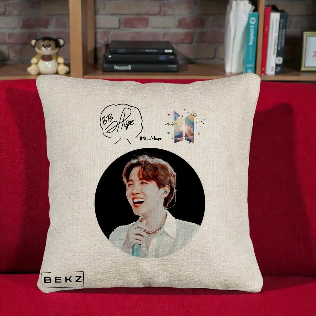 Perna Personalizata K-pop BTS J-Hope Portret cu Autograf, 40x40 cm, Bej Canapea, Husa Detasabila, Perna Inclusa, BEKZ®