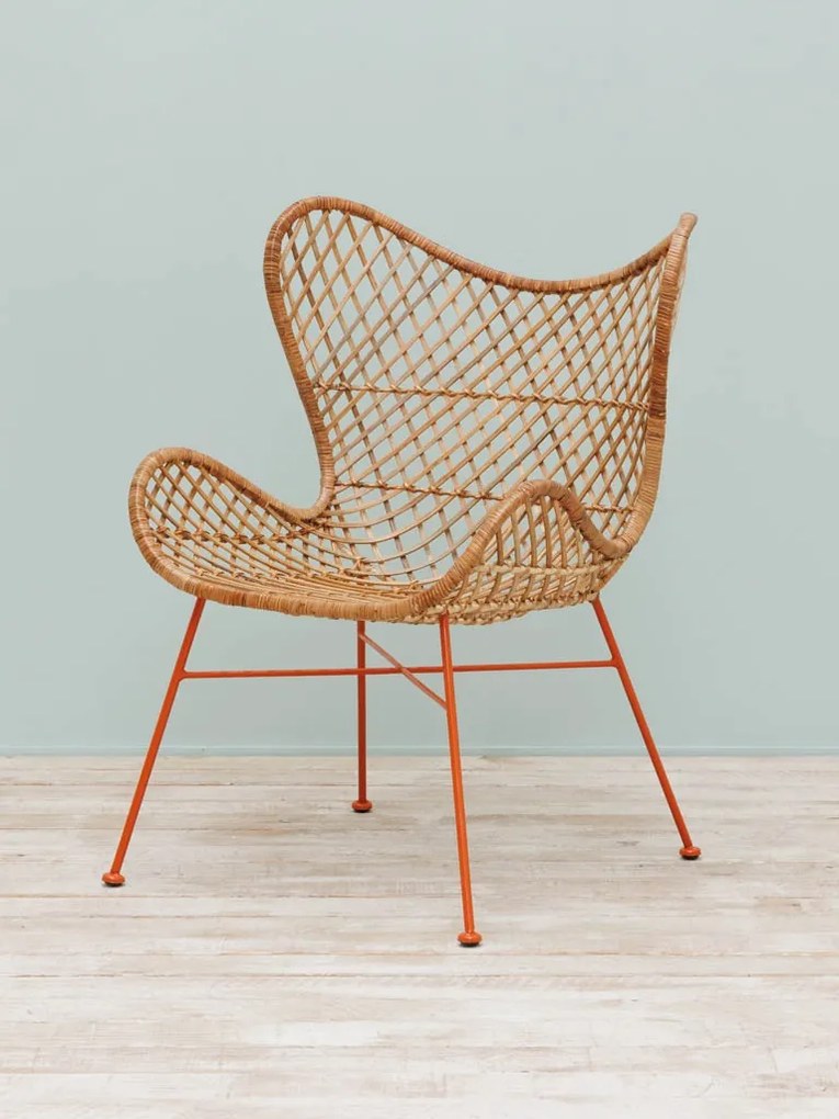 Scaun dining tip fotoliu împletit din ratan, bej, cu spătar în formă de fluture și picioare portocalii din metal, 89,5 x 67,5 x 66 cm, „Tangerine”