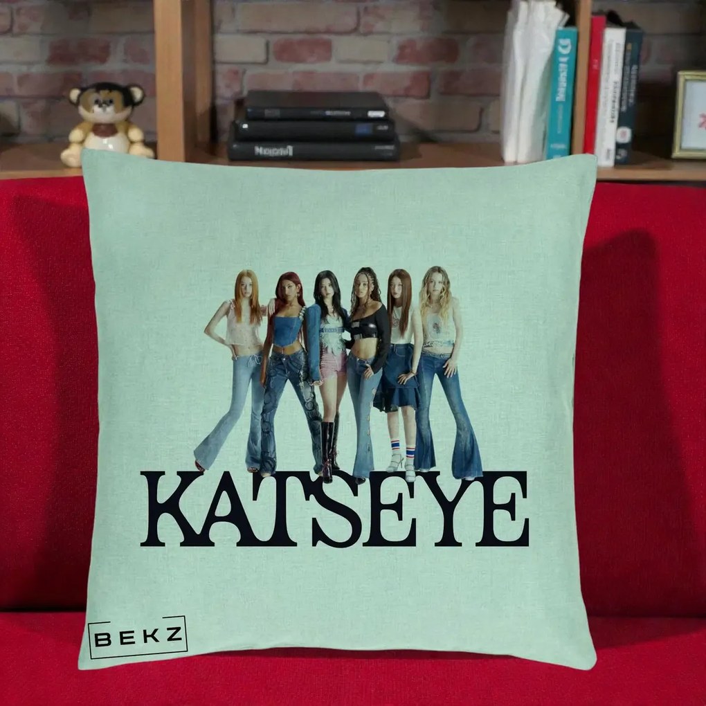 Perna Personalizata K-pop KATSEYE Foto Grup Blugi, 40x40 cm, Verde Menta, Husa Detasabila, Perna Inclusa, BEKZ®