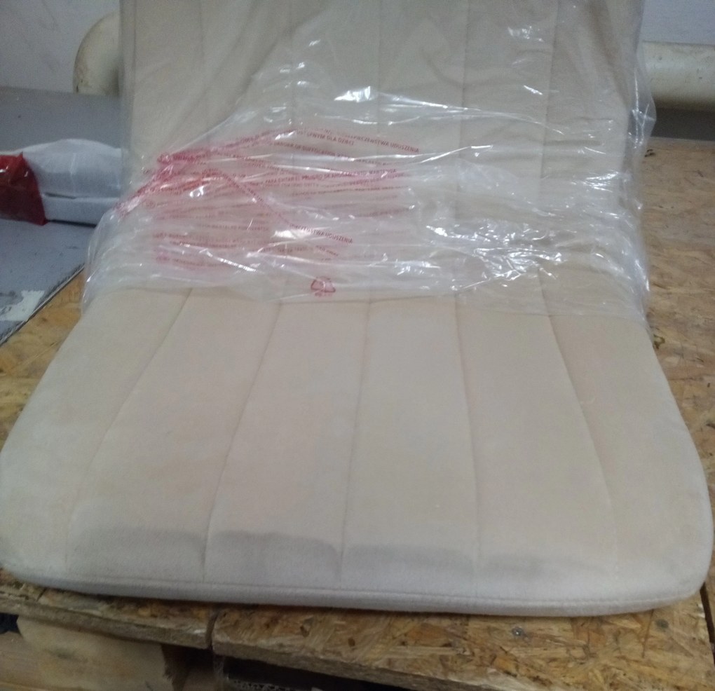 OFERTA Scaun catifea bej LAVA cu picioare negre calitatea a II-a