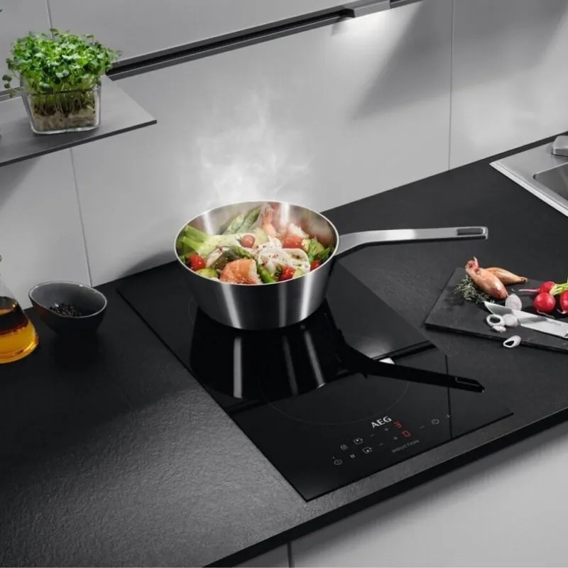 Plita cu inductie încorporabila AEG IKB32300CB, 2500W, Blocare copii, Timer, OptiHeat, Negru