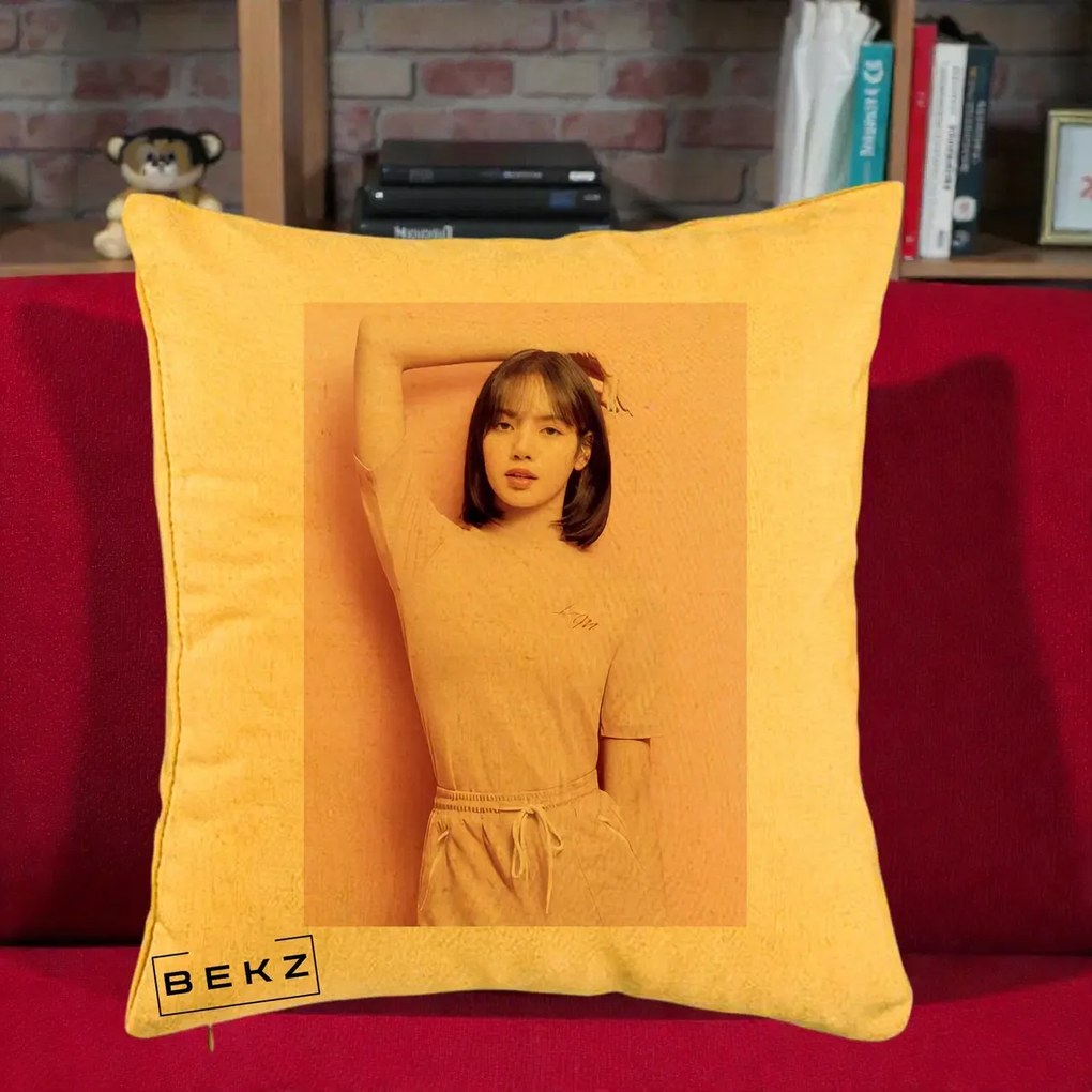 Perna Personalizata K-pop BLACKPINK Lisa Roz, 40x40 cm, Galben, Husa Detasabila, Perna Inclusa, BEKZ®