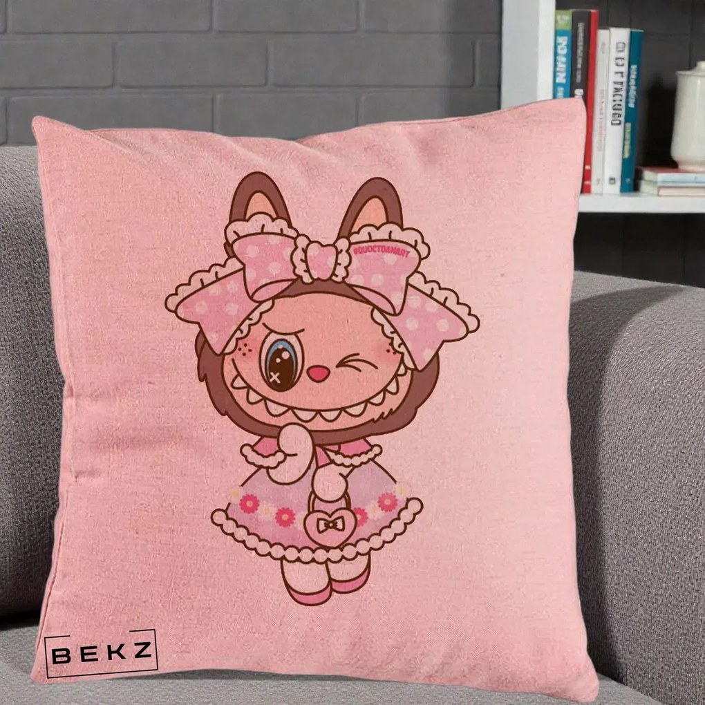 Perna Personalizata Labubu Lolita Roz cu Dantela, 40x40 cm, Roz, Husa Detasabila, Perna Inclusa, BEKZ®