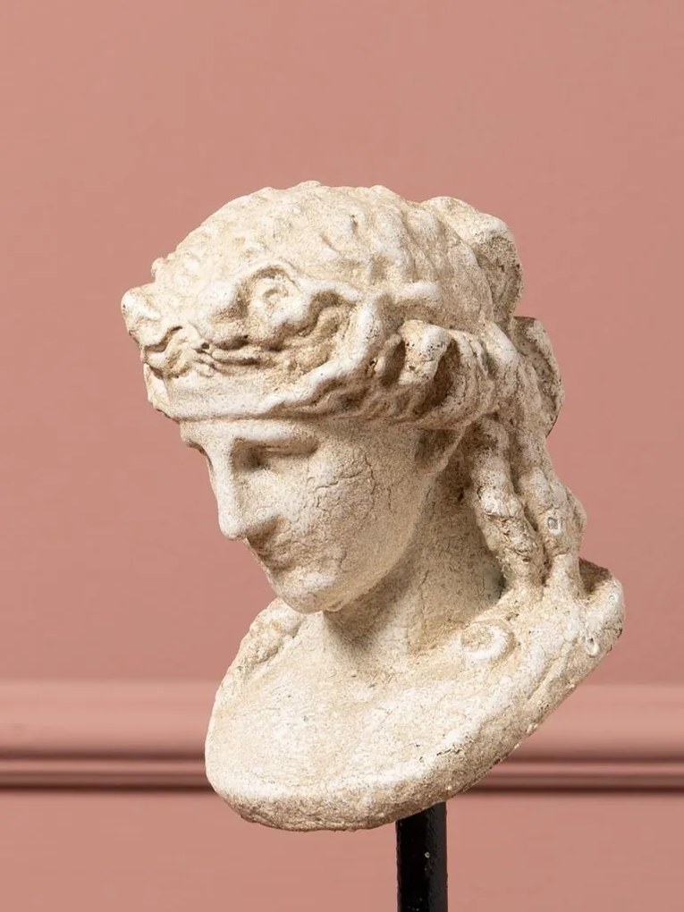 Sculptură decorativă bust de femeie din rășină natur, pe piedestal din lemn negru și tijă din metal, finisaj antichizat, 31 x 10 cm, „Livia”