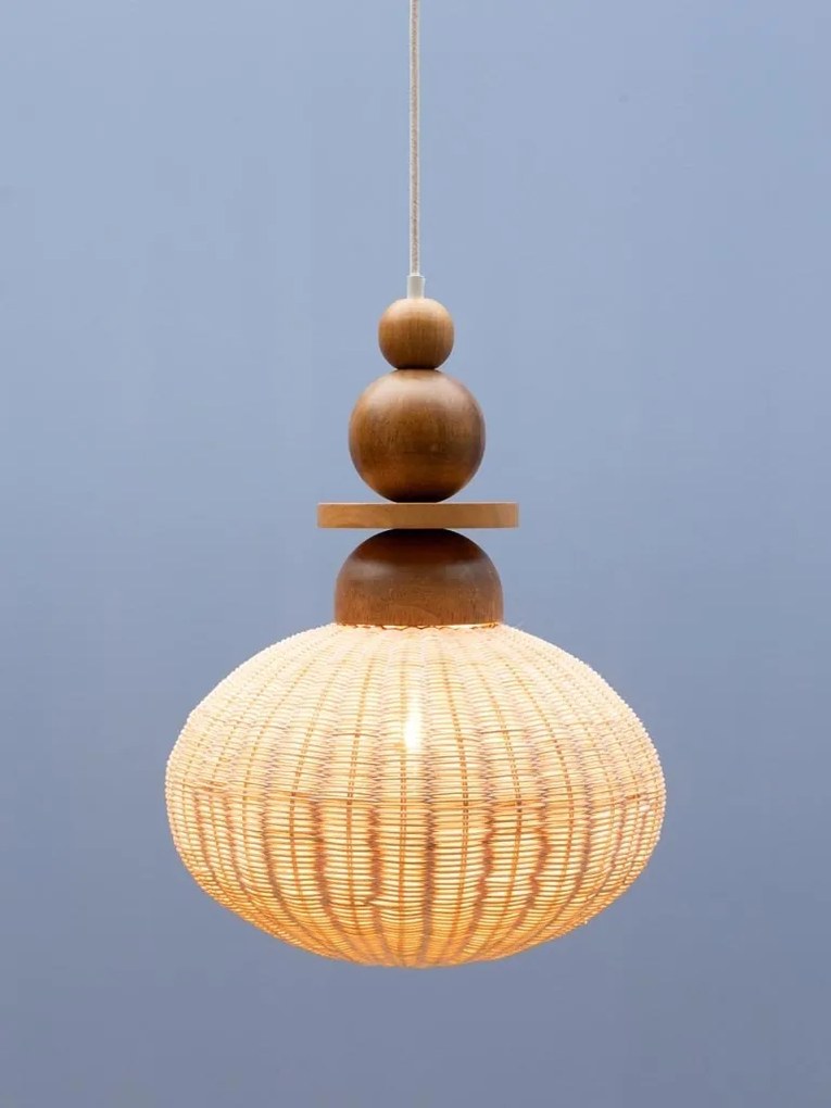 Lustră din ratan împletit natur cu structură din lemn de acacia și elemente sferice decorative, 52 × 40 cm, „Rotinelle"