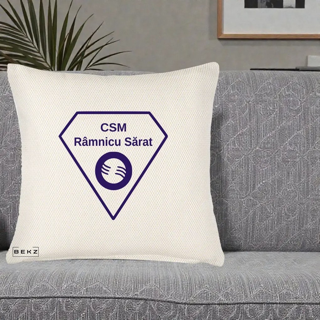 Perna Personalizata CSM Ramnicu Sarat Fotbal, 40x40 cm, Crem Reliefat, Husa Detasabila, Perna Inclusa, BEKZ®