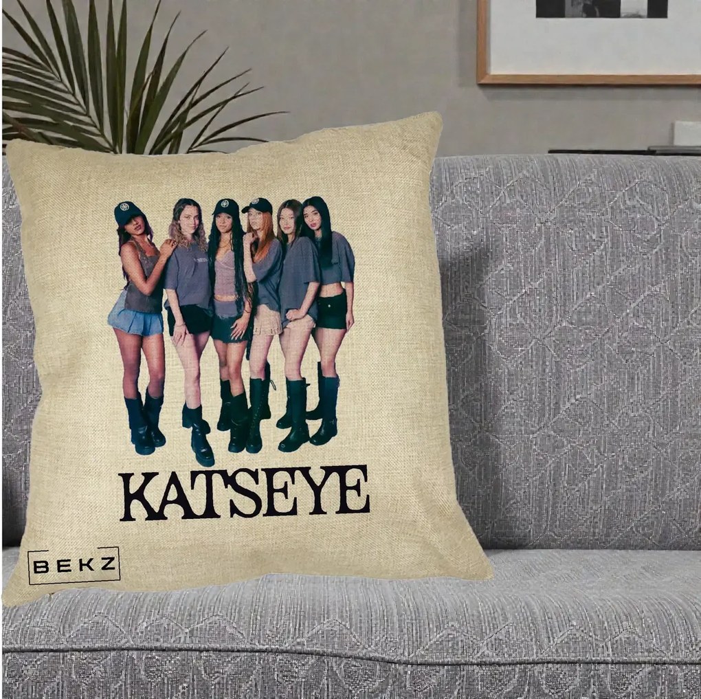 Perna Personalizata K-pop KATSEYE Grup Foto Tinute Gri, 40x40 cm, Crem, Husa Detasabila, Perna Inclusa, BEKZ®