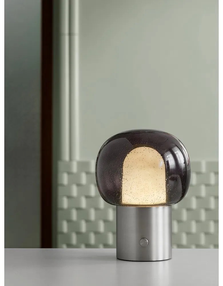 Veioză argintie LED din aluminiu cu abajur din sticlă (înălțime 32 cm) Iris – Blomus