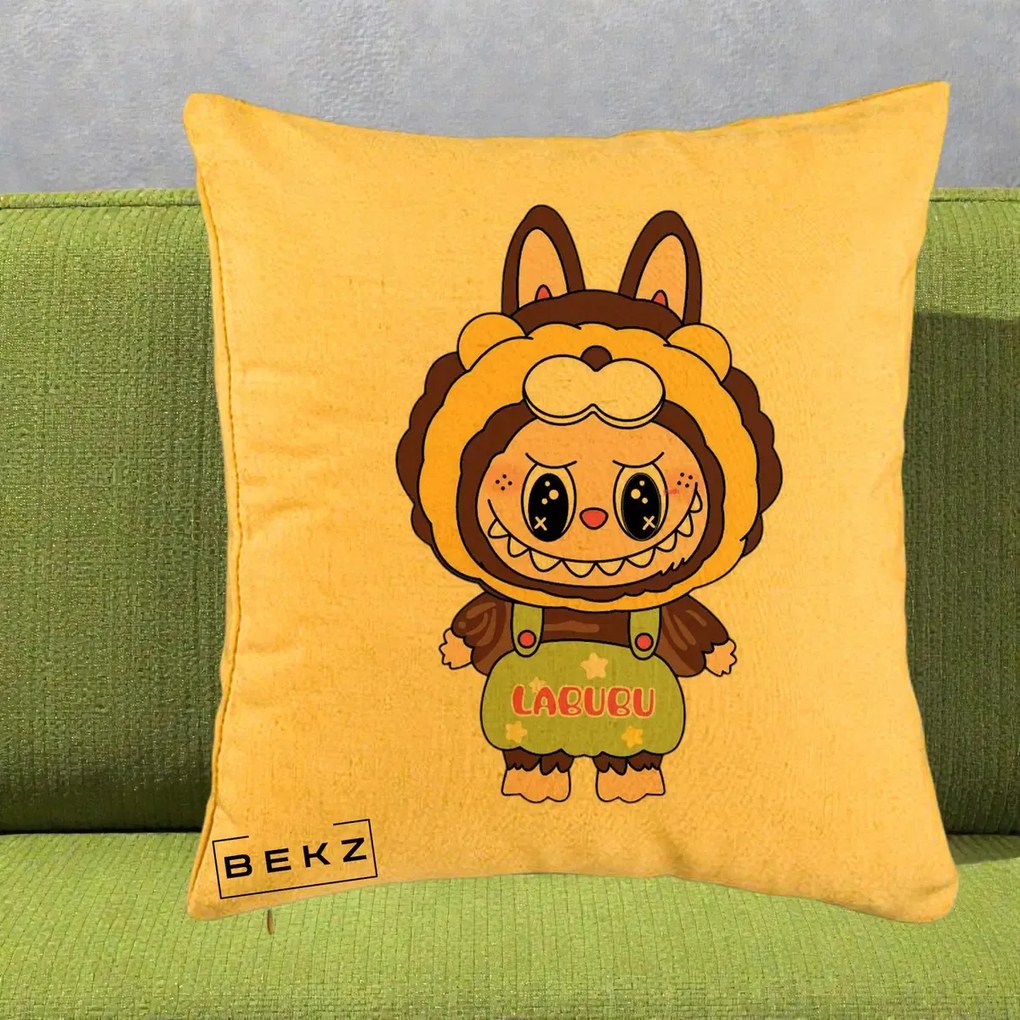 Perna Personalizata Labubu Leu Galben cu Salopeta, 40x40 cm, Galben, Husa Detasabila, Perna Inclusa, BEKZ®