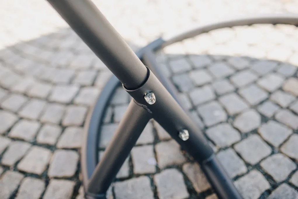 Scaun suspendat negru KOKON cu suport, perna deschisa