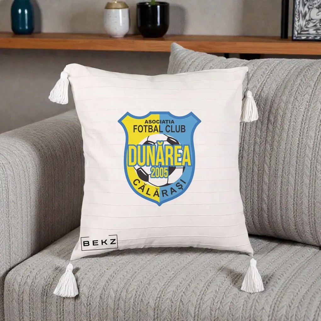 Perna Personalizata AFC Dunarea Calarasi 2005 Fotbal, 40x40 cm, Bej cu Franjuri, Husa Detasabila, Perna Inclusa, BEKZ®