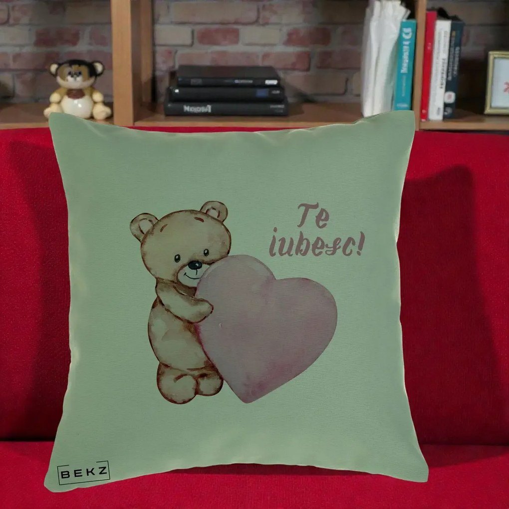 Cadou Romantic - Perna Personalizata Te Iubesc Ursulet cu Inima Roz Acuarela, 40x40 cm, Verde, Husa Detasabila, Perna Inclusa, BEKZ®