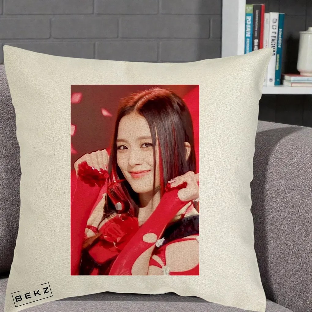 Perna Personalizata K-pop BLACKPINK Jisoo Rosu, 40x40 cm, Ecru, Husa Detasabila, Perna Inclusa, BEKZ®