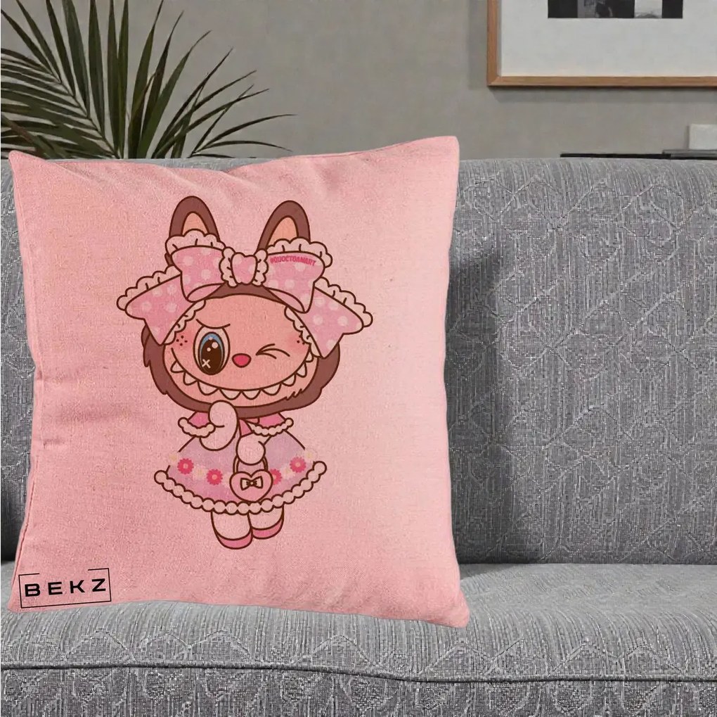 Perna Personalizata Labubu Lolita Roz cu Dantela, 40x40 cm, Roz, Husa Detasabila, Perna Inclusa, BEKZ®