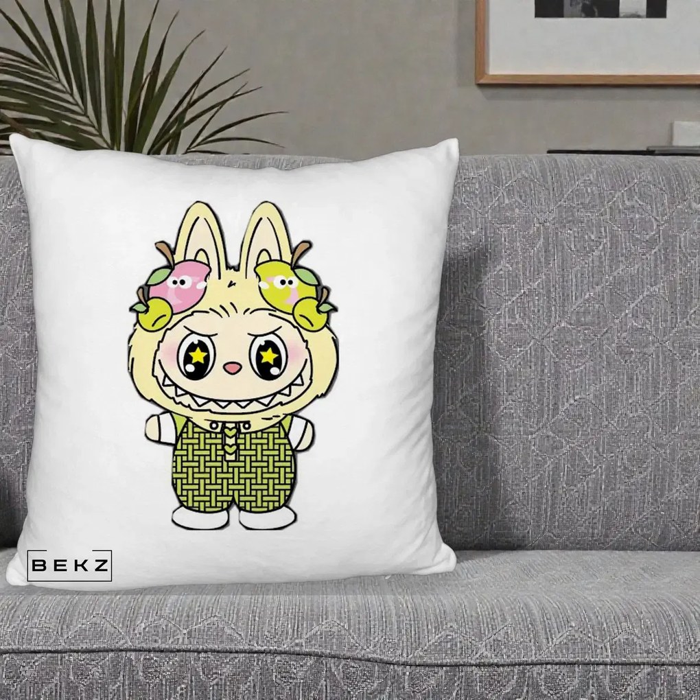Perna Personalizata Labubu Galben cu Mere si Salopeta, 40x40 cm, Alb Pufos, Husa Detasabila, Perna Inclusa, BEKZ®