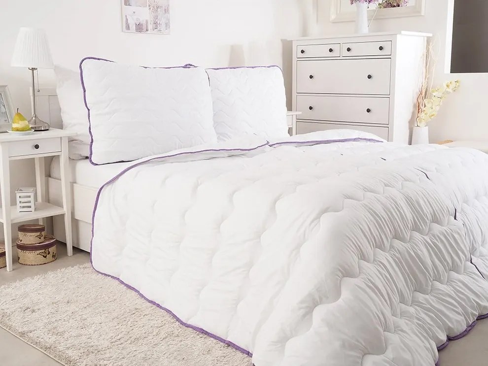 Patura matlasata pentru tot anul 140x200 cm cu perna BELLA LAVENDER 70x90 cm, alba
