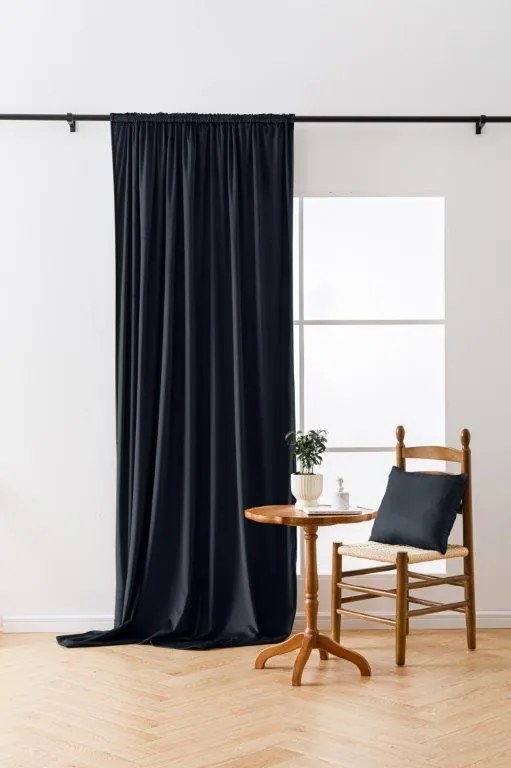 Draperie opaca neagra VELVET 135x250 cm Agățat: Inele metalice