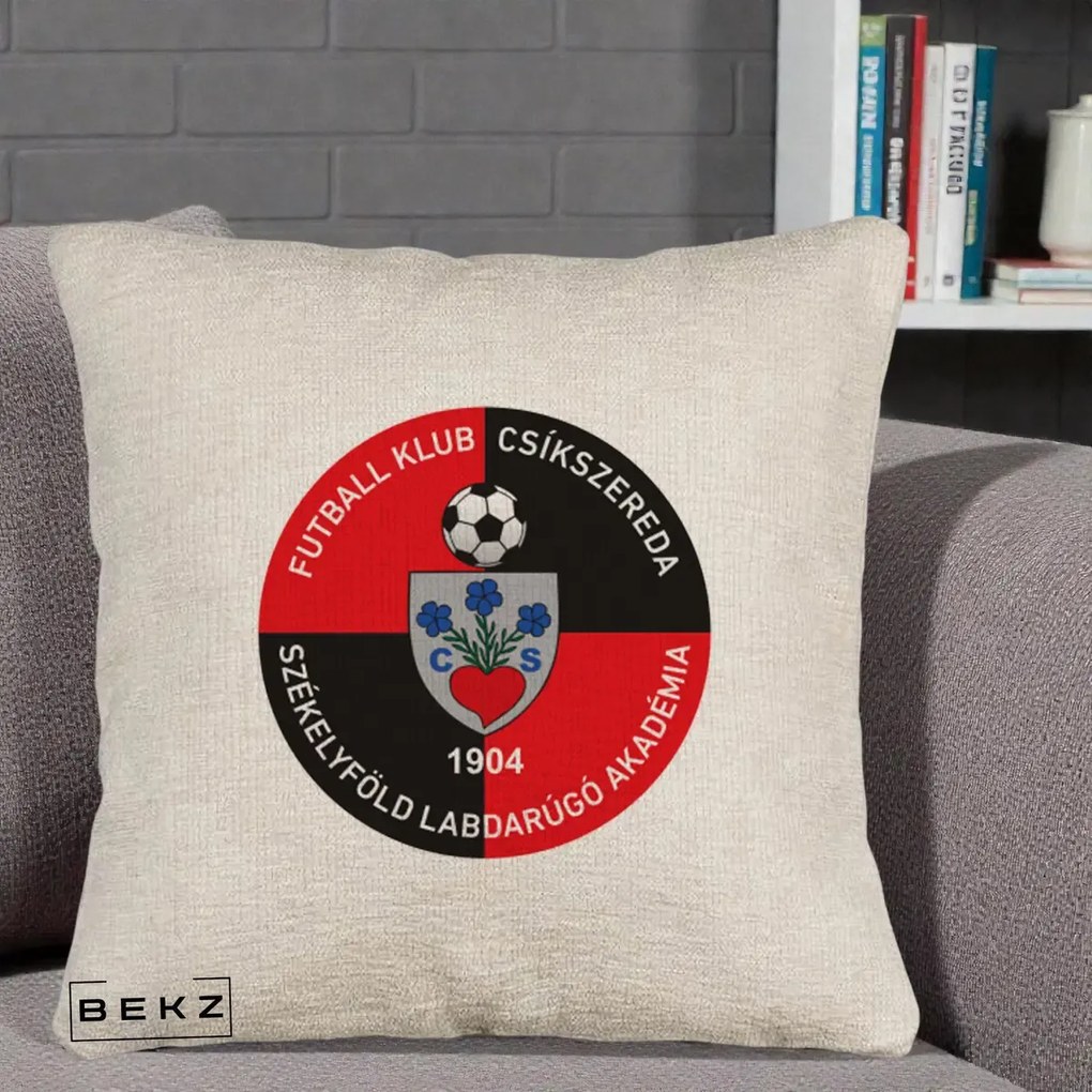 Perna Personalizata FK Csikszereda 1904 Fotbal, 40x40 cm, Bej Canapea, Husa Detasabila, Perna Inclusa, BEKZ®