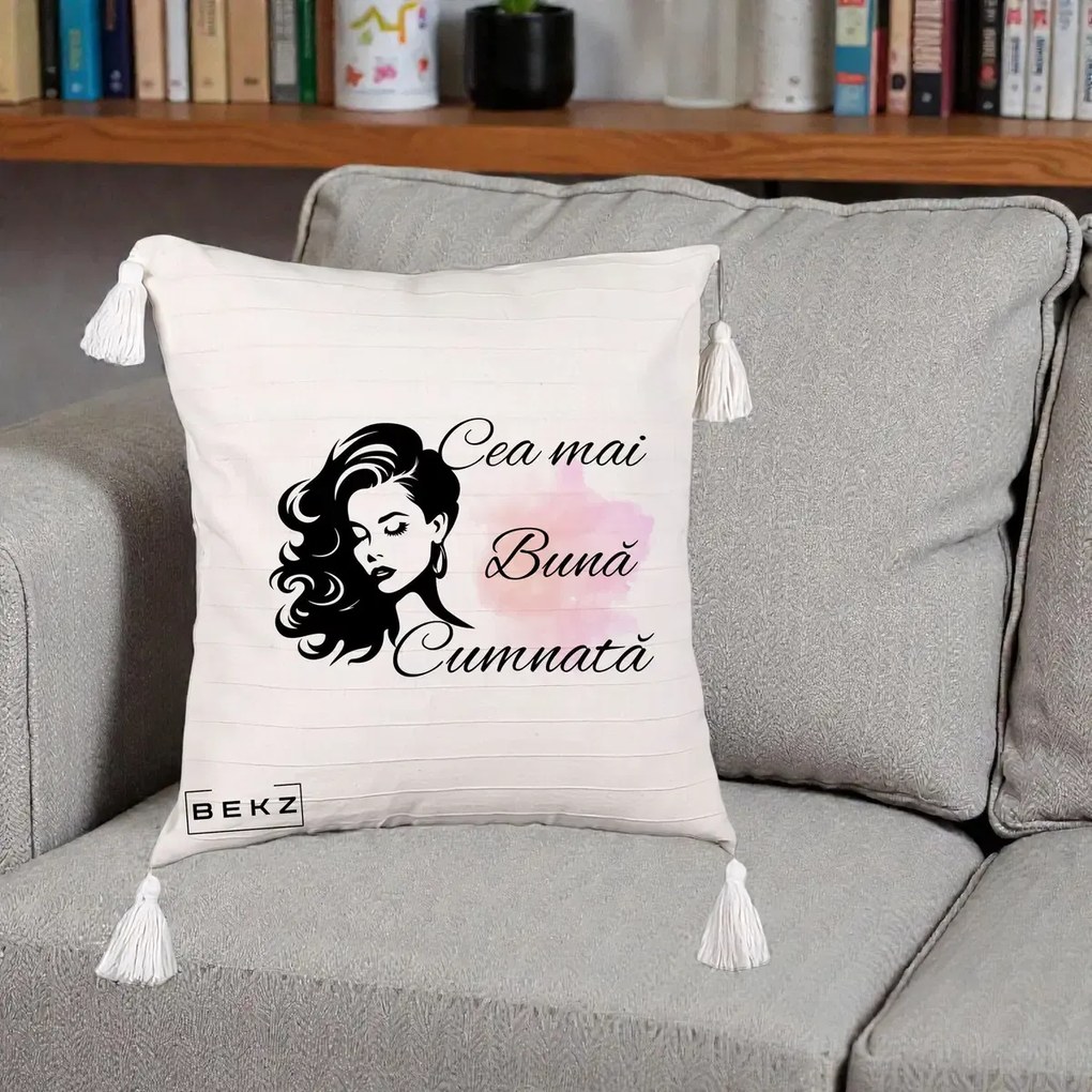Cadou pentru Cumnata - Perna Personalizata Cea mai Buna Cumnata cu Silueta Dama si Pete Roz, 40x40 cm, Bej cu Franjuri, Husa Detasabila, Perna Inclusa, BEKZ®