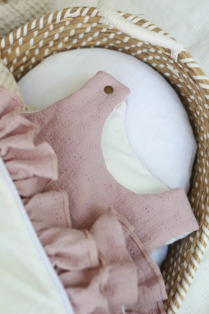 Sac de dormit pana la 9 luni, bumbac brodat Roz cu volanase by BabyLy cu umplutura antialergica BabySoft  , marimea S, 2-2,5 TOG pe tot parcursul anului