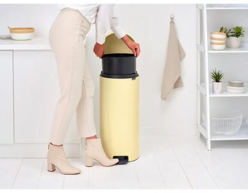 Cos de gunoi cu pedala Brabantia NewIcon 1008852, 30 L, Inchidere usoara, Baza antiderapantă, Galben